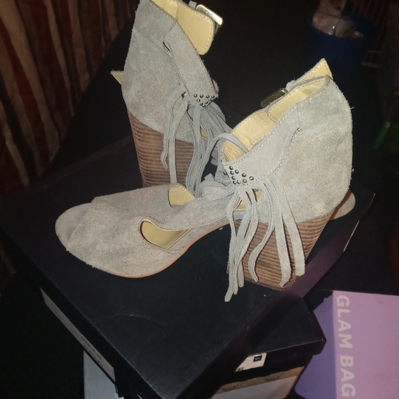 Heels - Picture 4 of 15